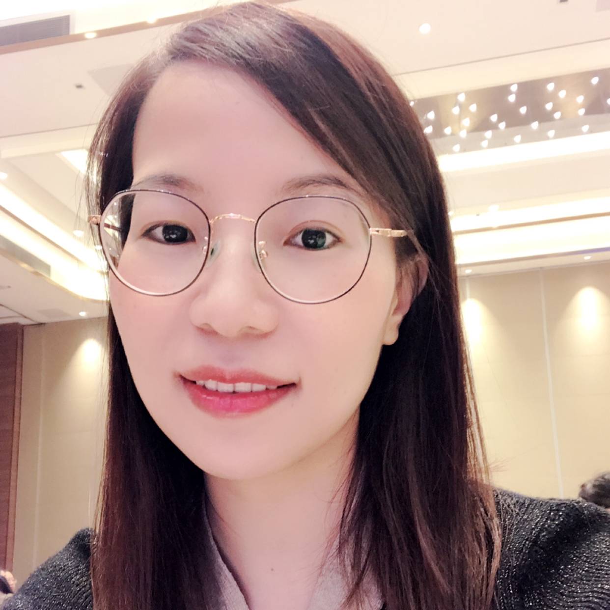 乌溜溜的黑眼猪的照片