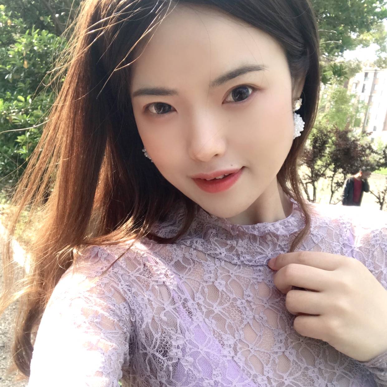儒雅蹙眉微笑的照片