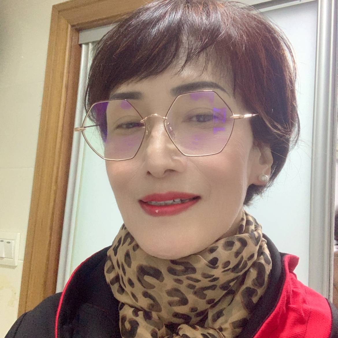 年轻苦恋热狗的照片