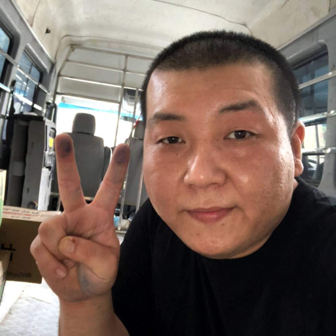 爱听歌深拥毛巾的照片