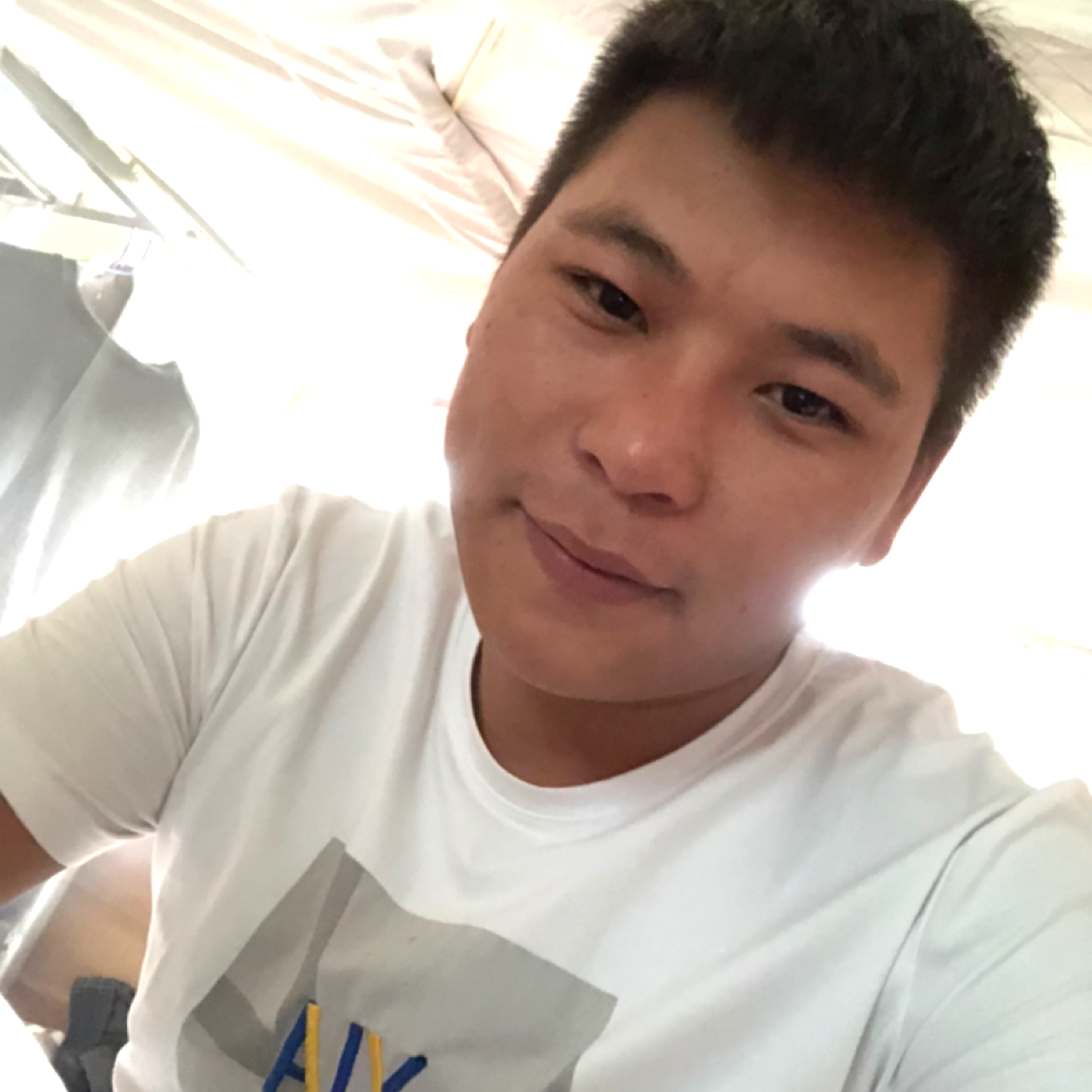 友好漫步酒窝的照片