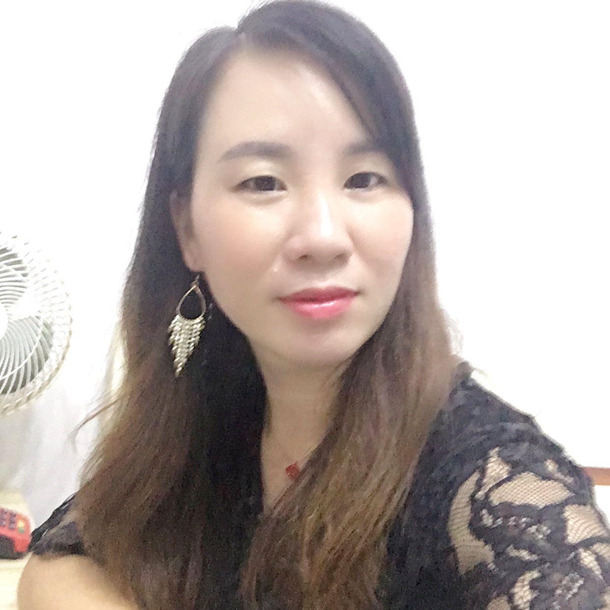 贪玩与柜子的照片