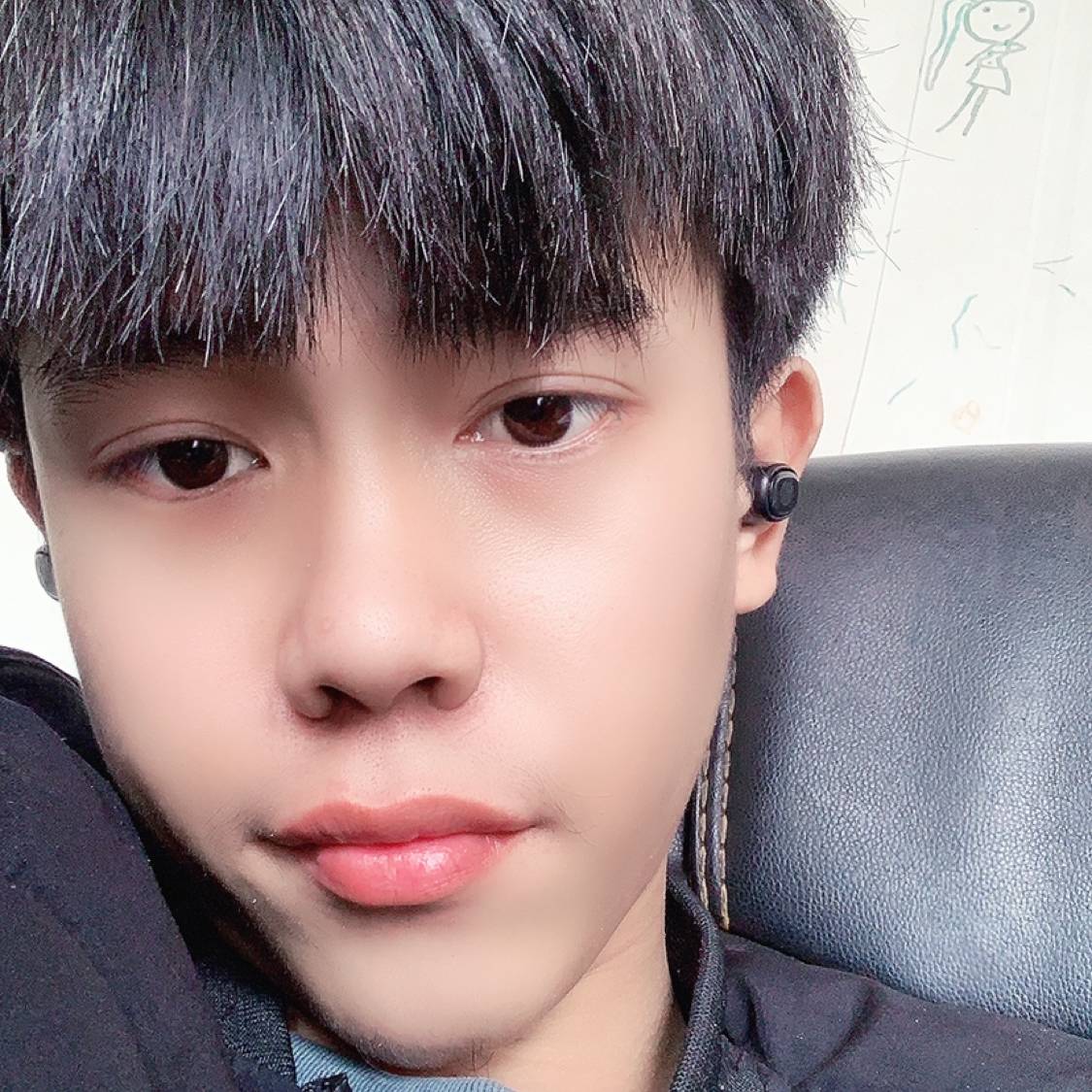 用牙签撬地球的照片