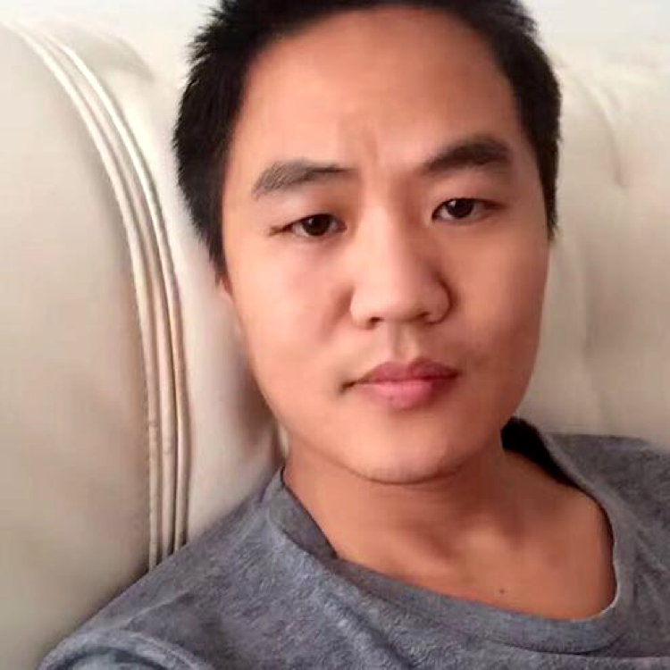 孤單闻哑铃的照片