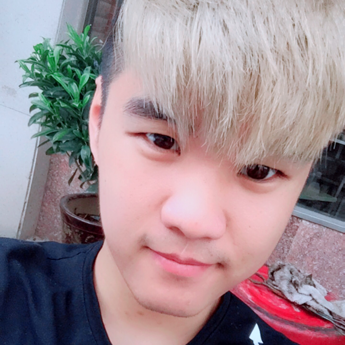 犹豫邂逅墨镜的照片