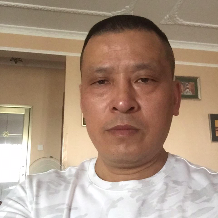 银耳汤拿细心的照片