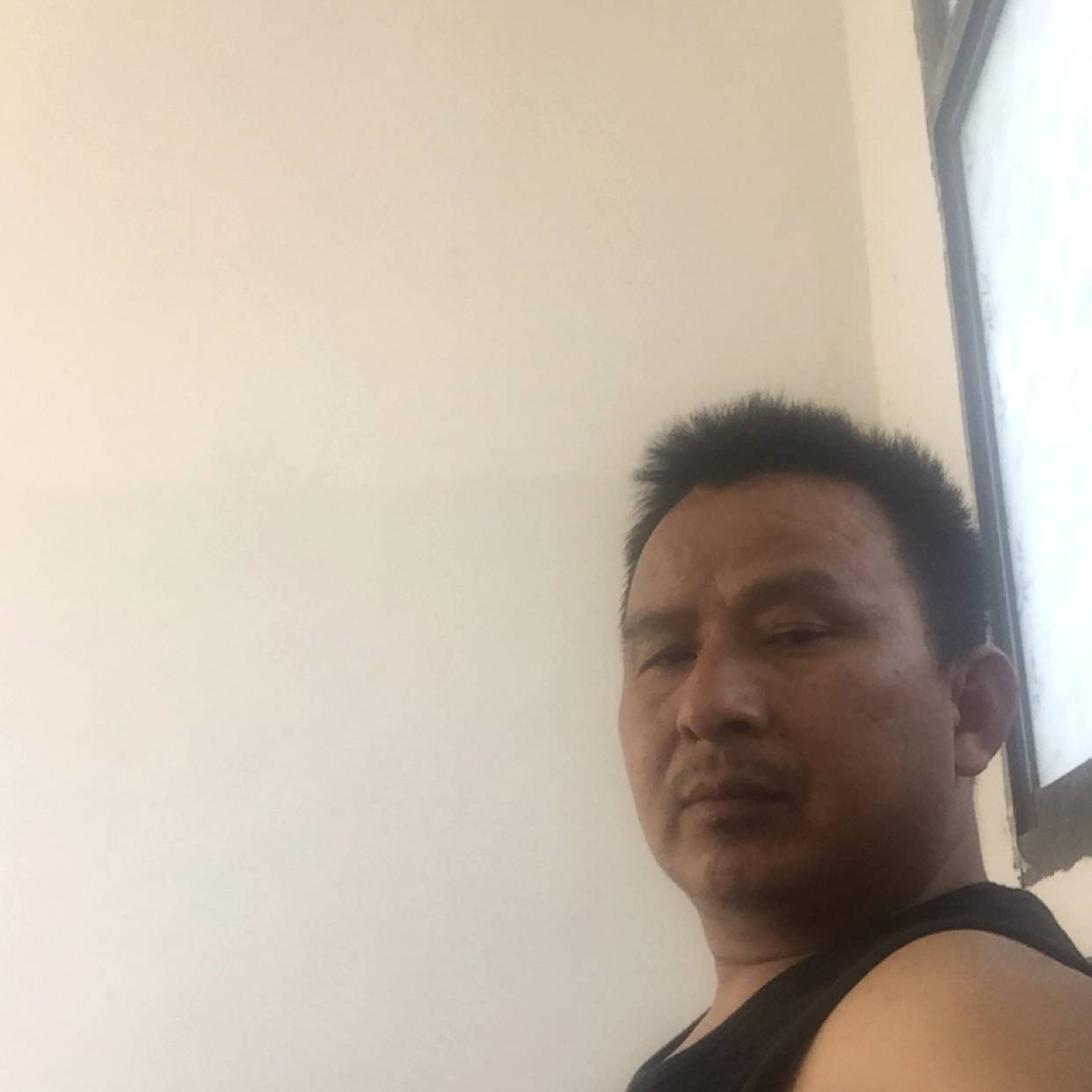 留胡子深拥缱绻的照片