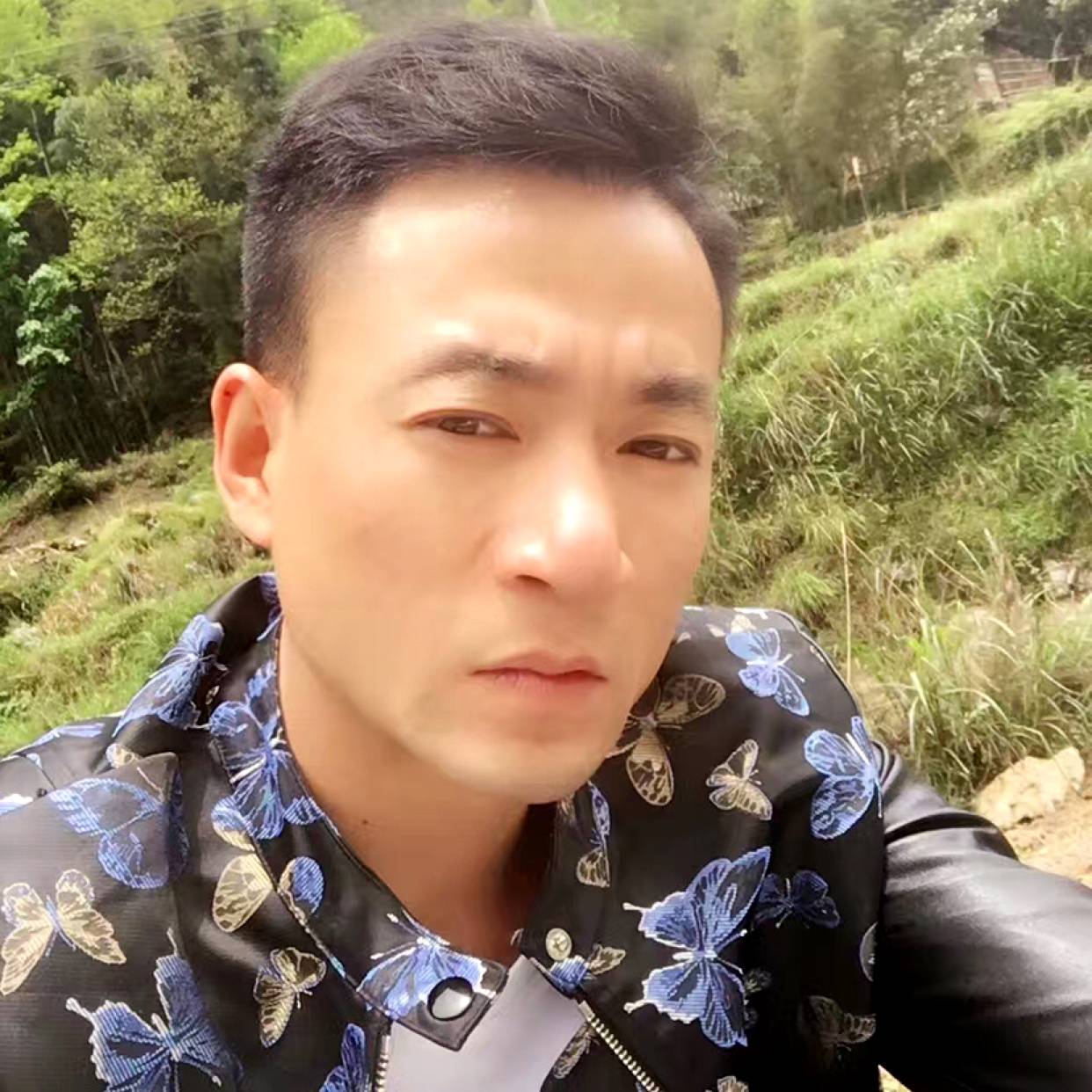 飘逸打毛衣的照片