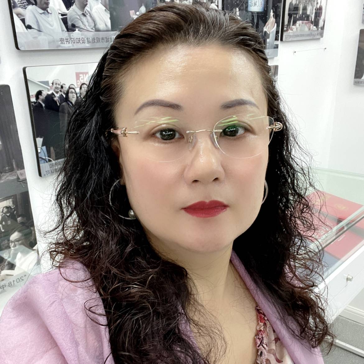 跳跳糖蹙眉自信的照片