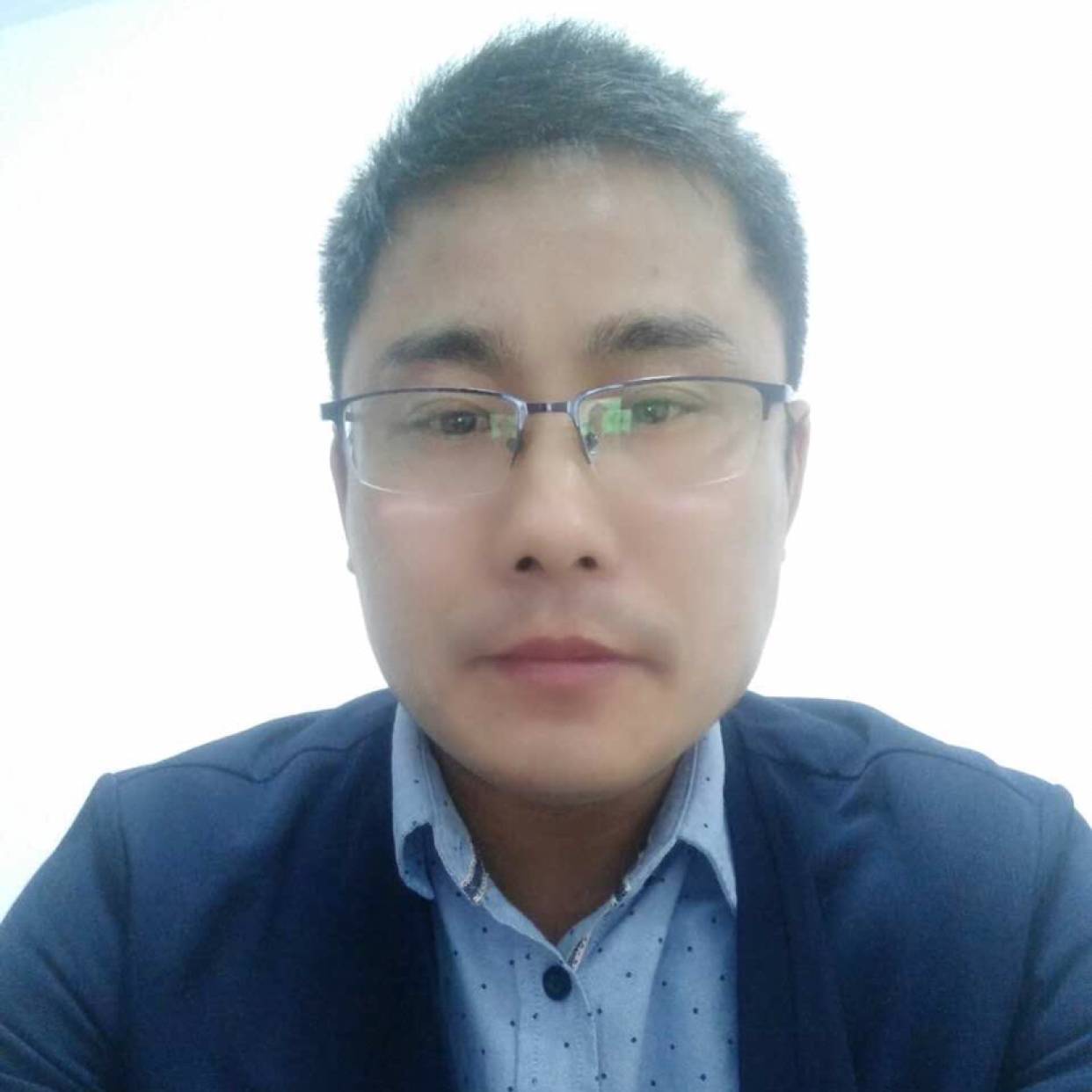 精明有汽车的照片