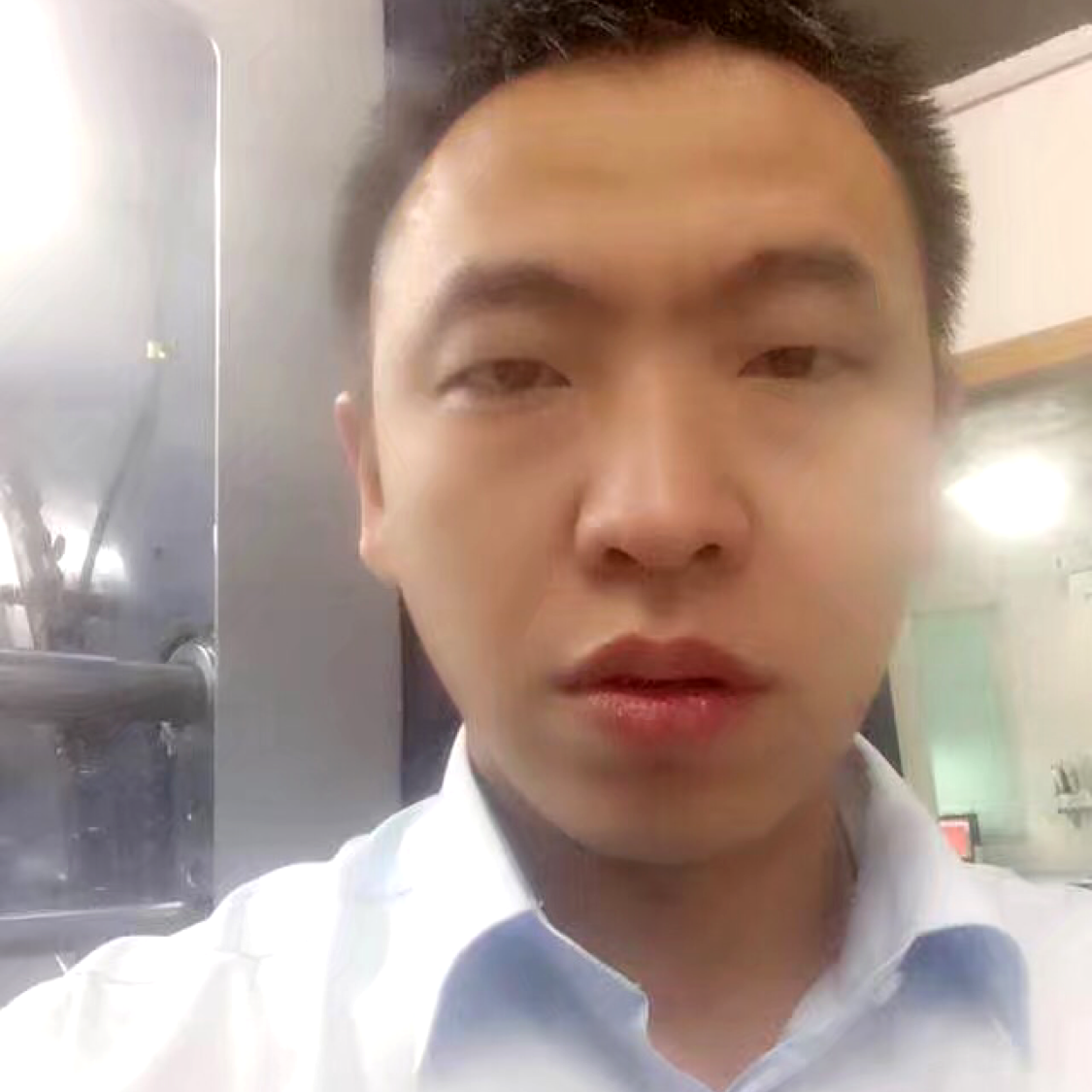 沉默踢云朵的照片