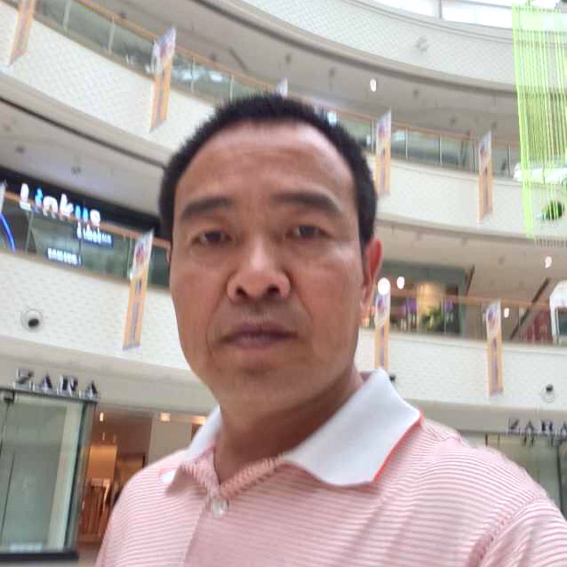 草丛挽手畅快的照片