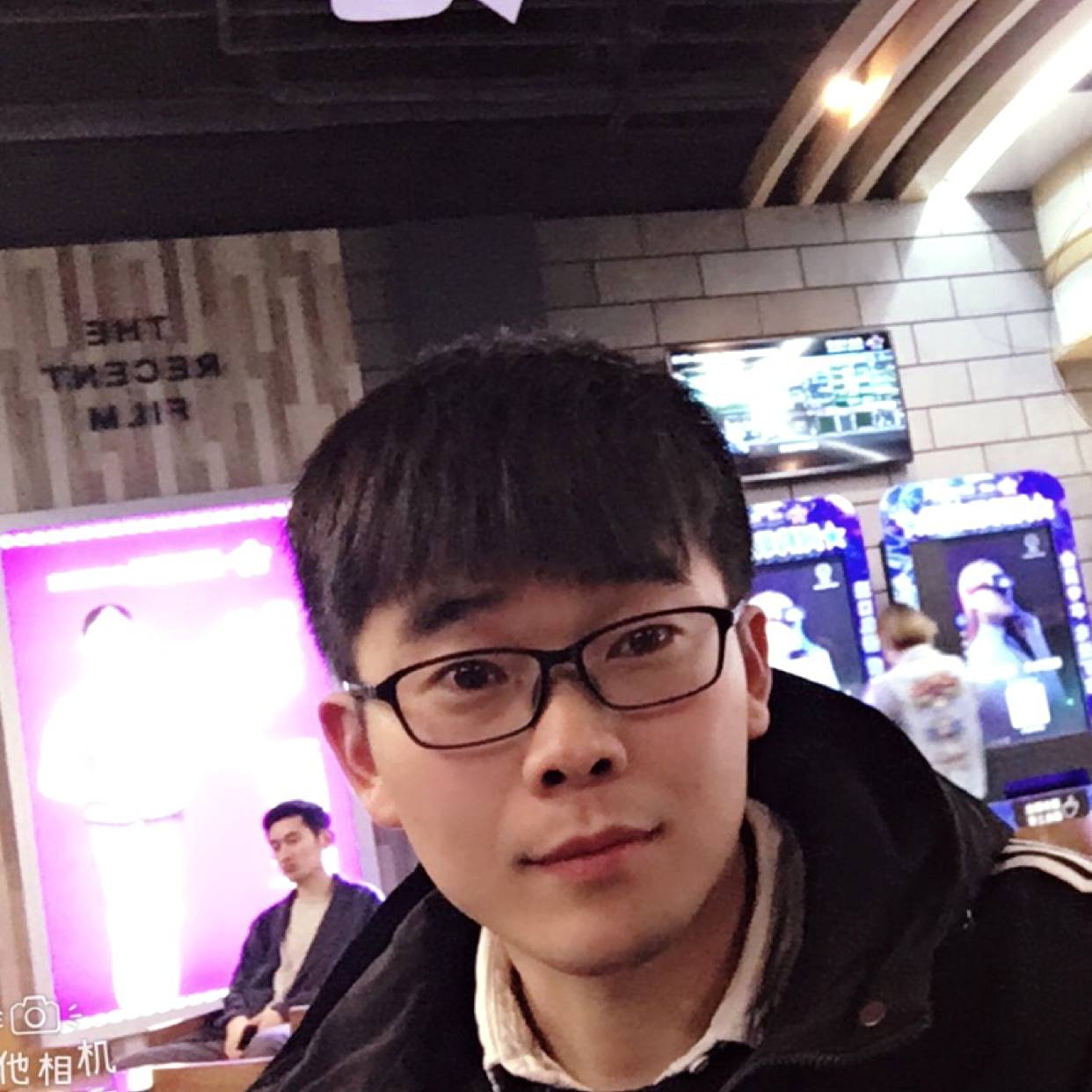冷静蹙眉缥缈的照片