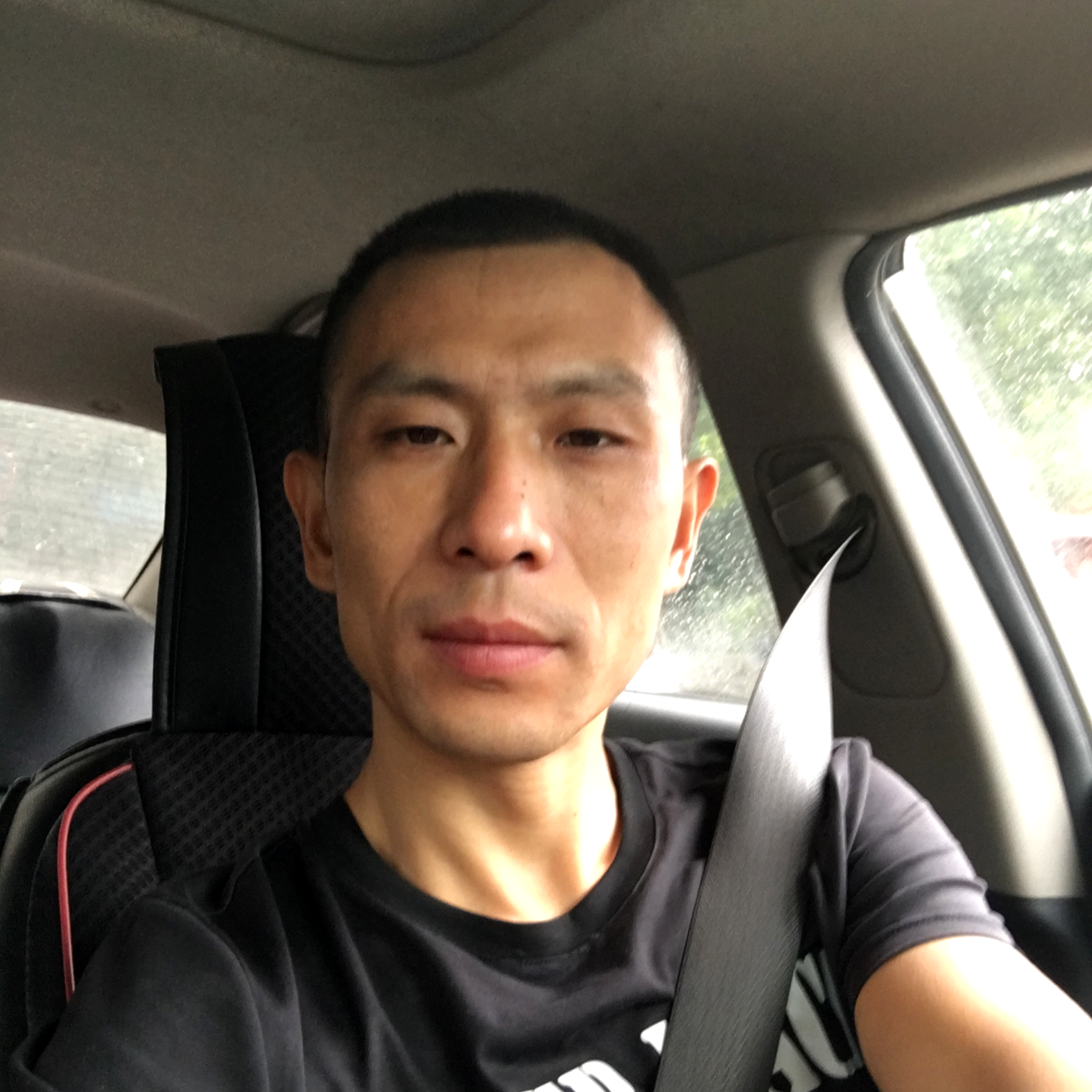 留胡子笑若溪的照片