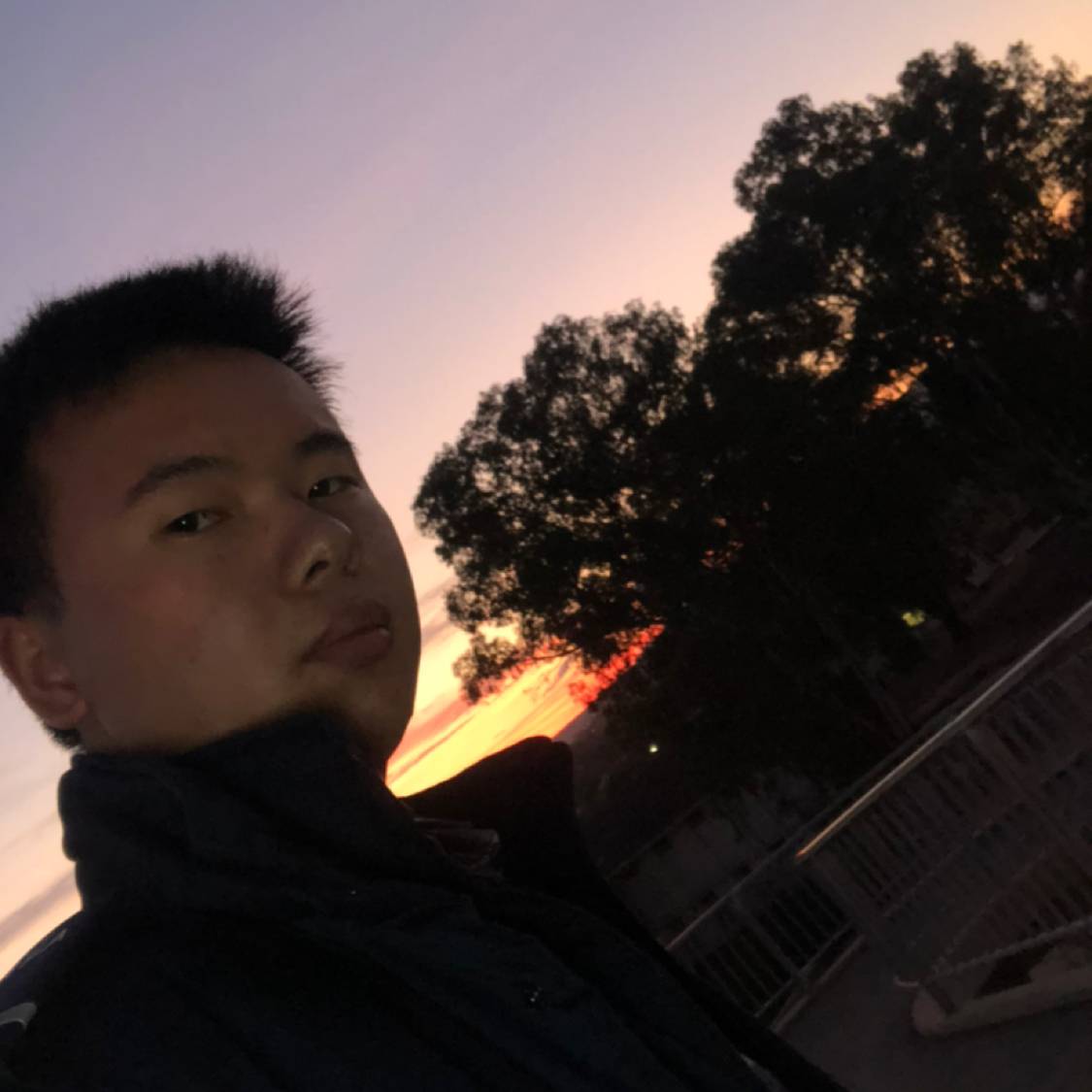 深情闻铃铛的照片
