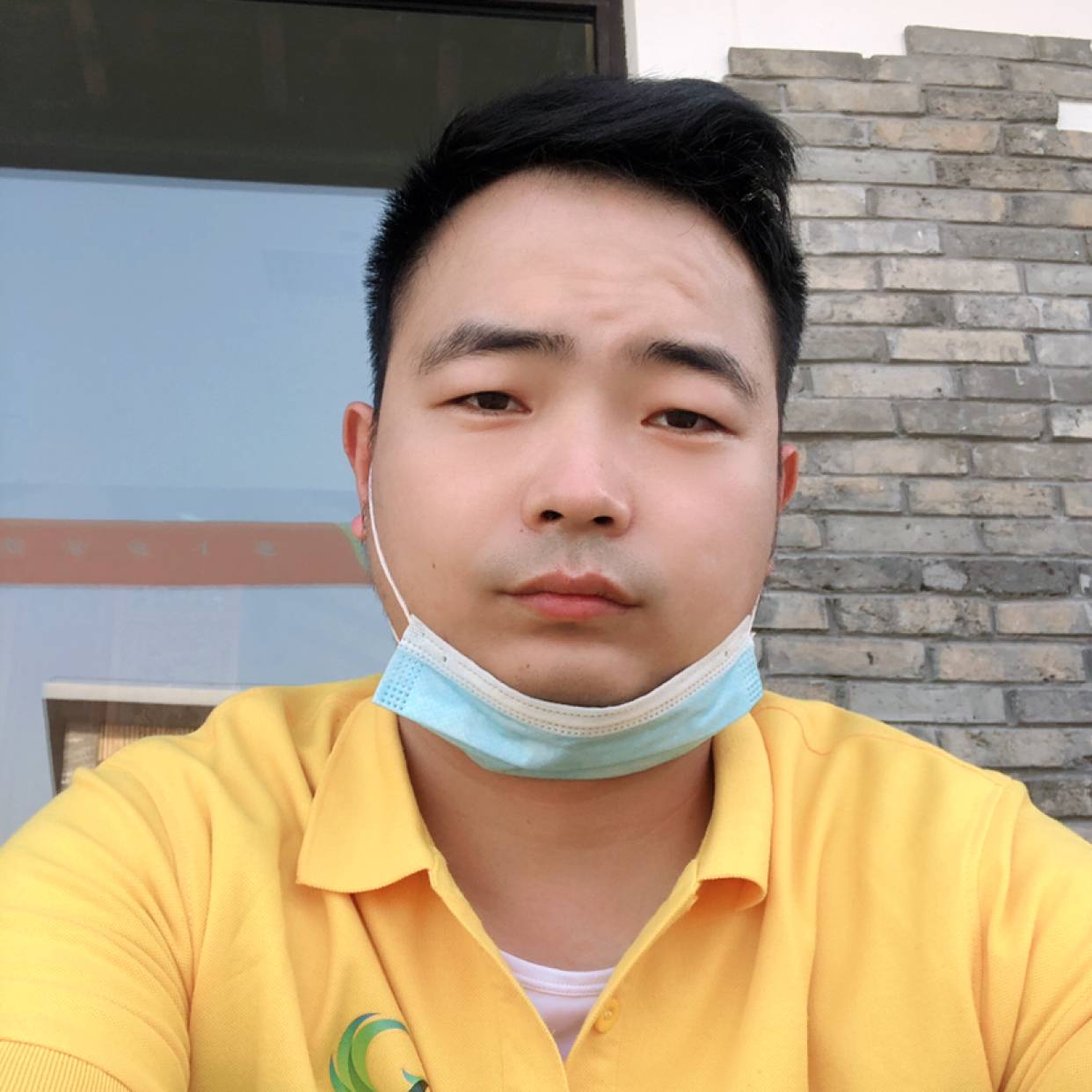 奇迹挽手英俊的照片