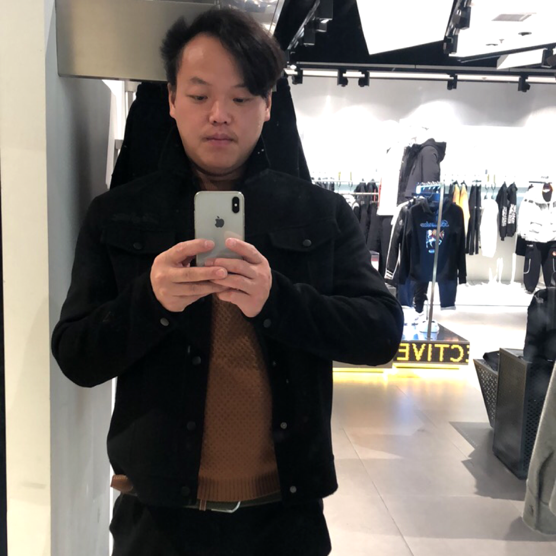 秀丽等待长颈鹿的照片