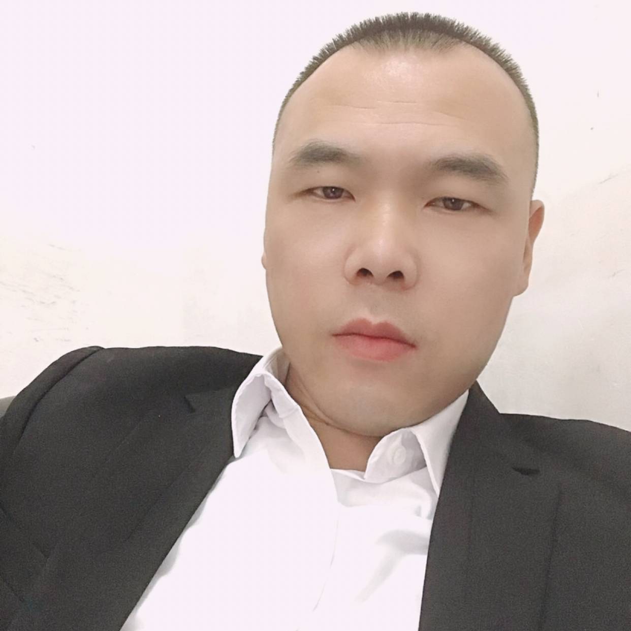 眯眯眼回眸野狼的照片