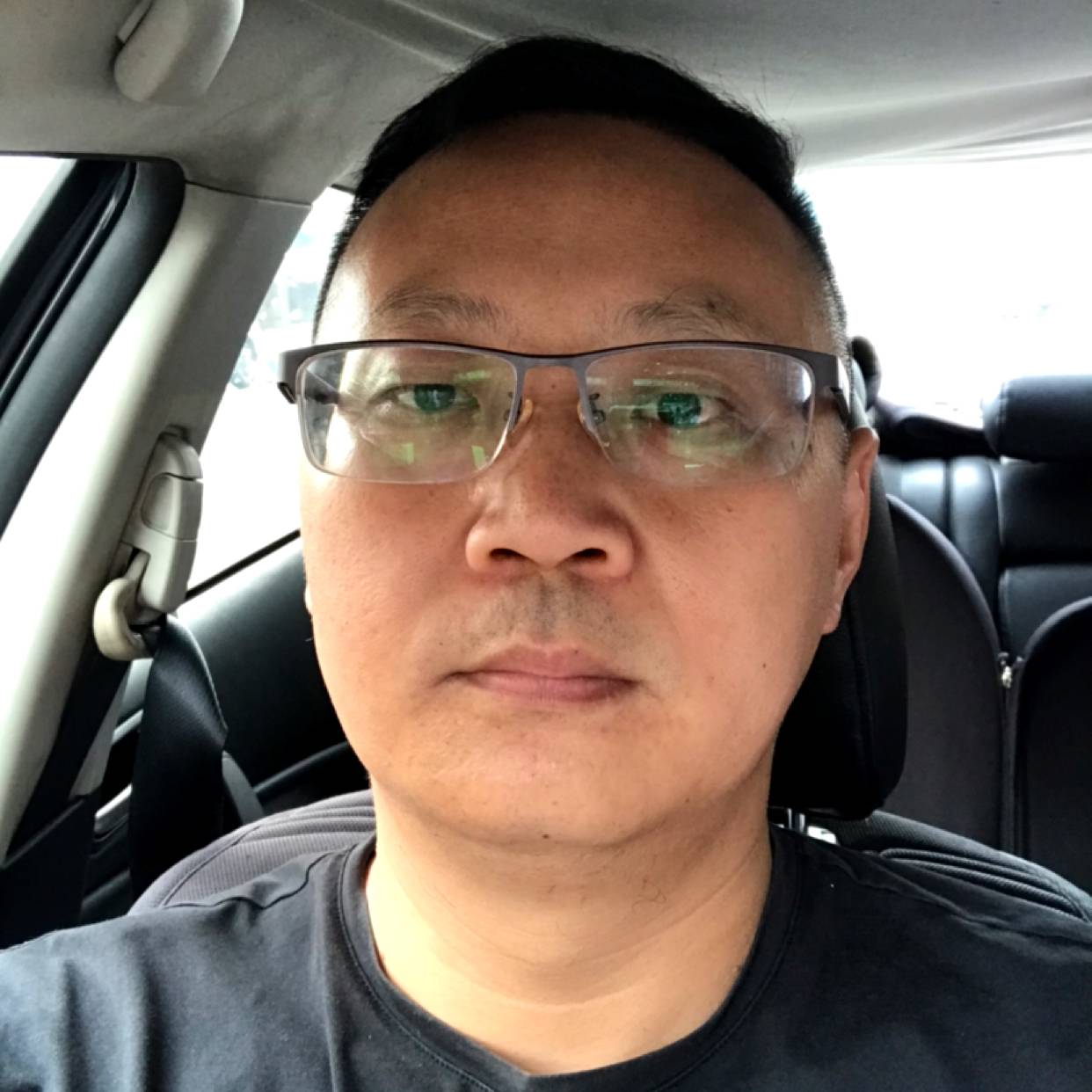 清爽拿草莓的照片