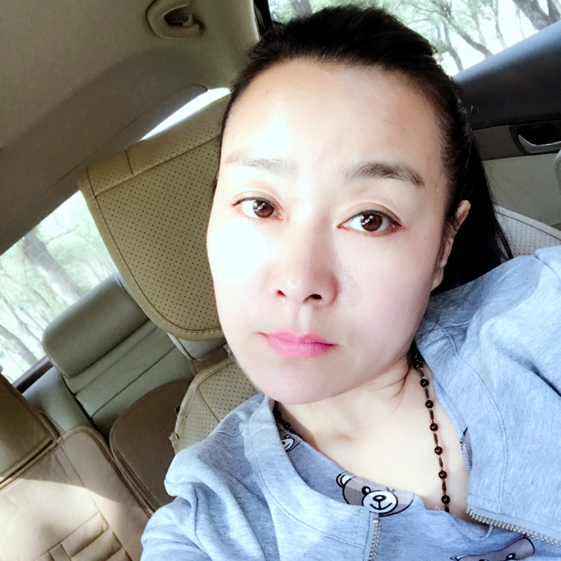 无情挽手招牌的照片