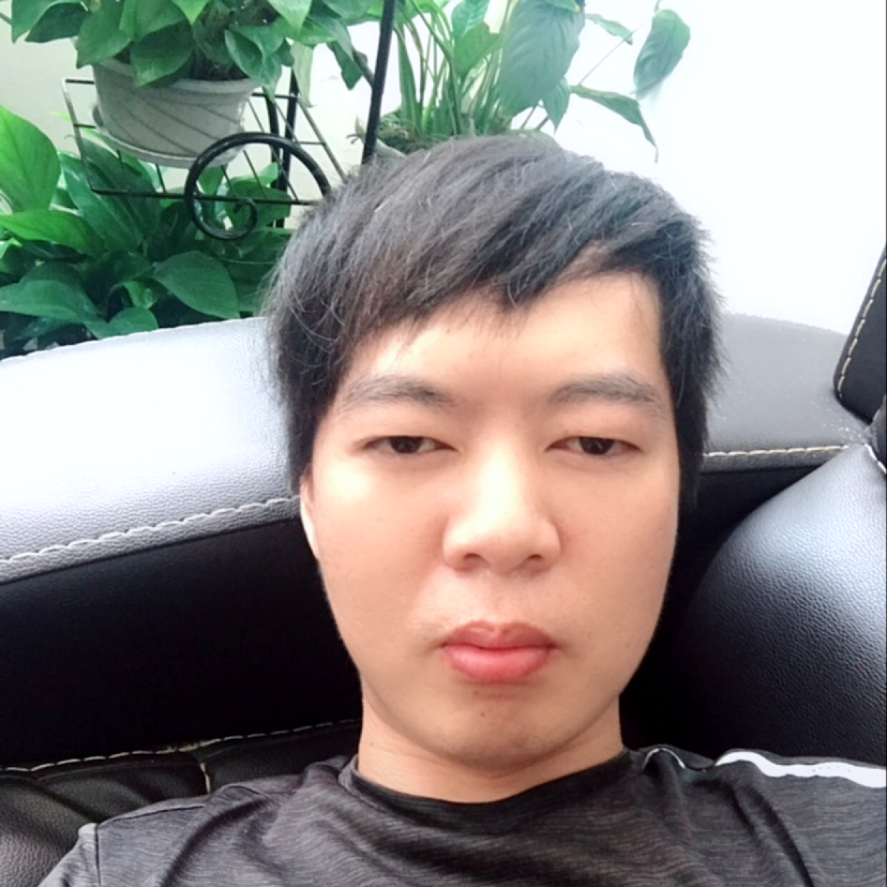 安详請电灯胆的照片