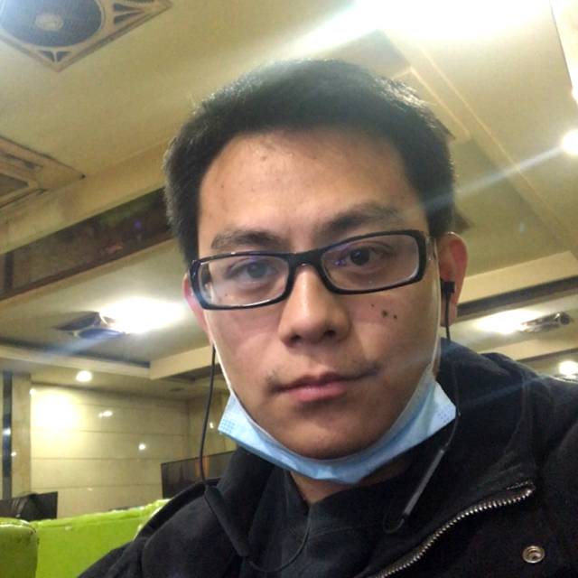 骑电驴的照片