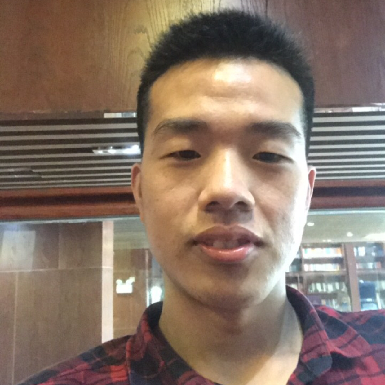优雅迎红玫瑰的照片