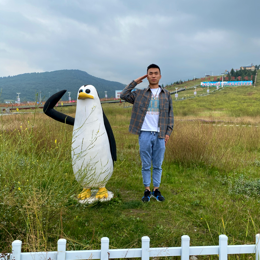 大白挽手包容的照片