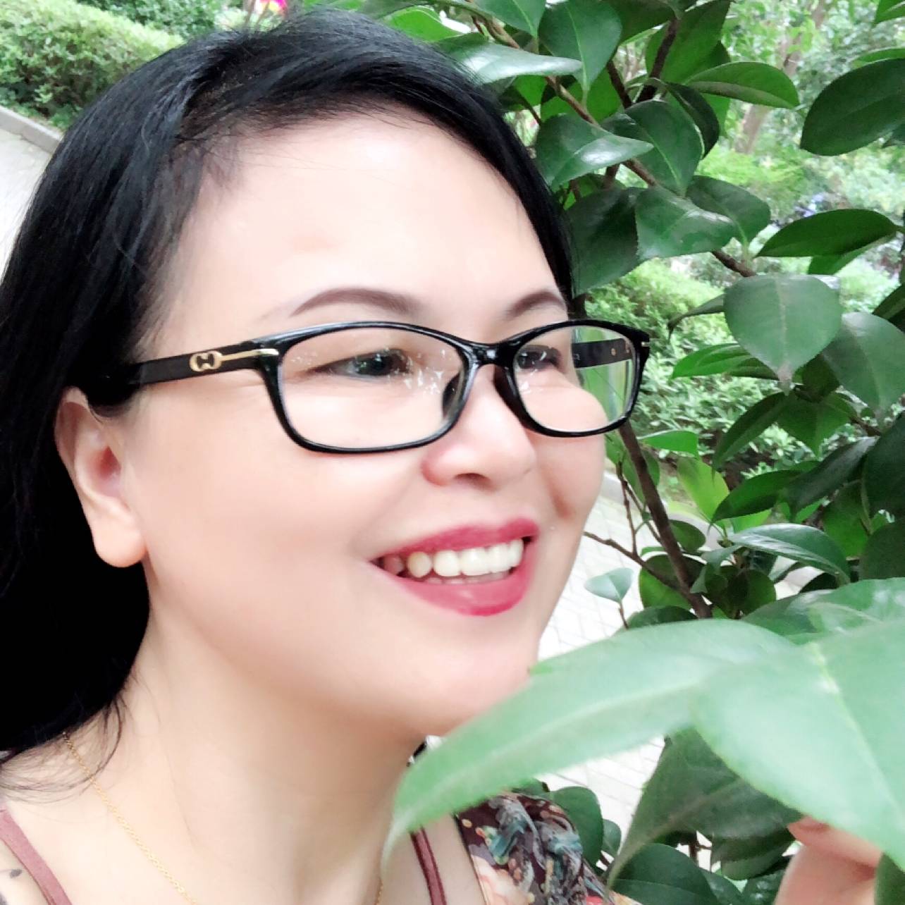 朋友们一起看起来的照片