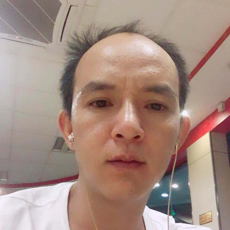 简单闻洛尘的照片