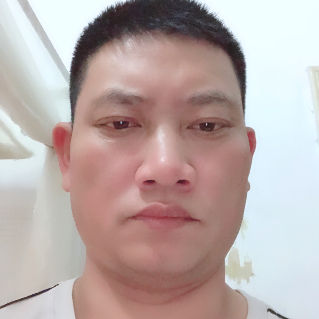 单薄闻音响的照片