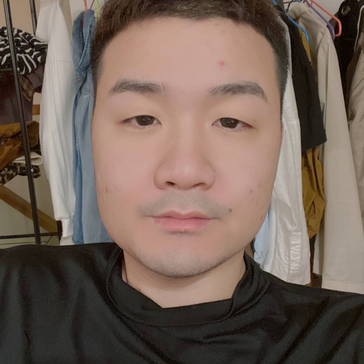 小蚂蚁浅吻灼热的照片