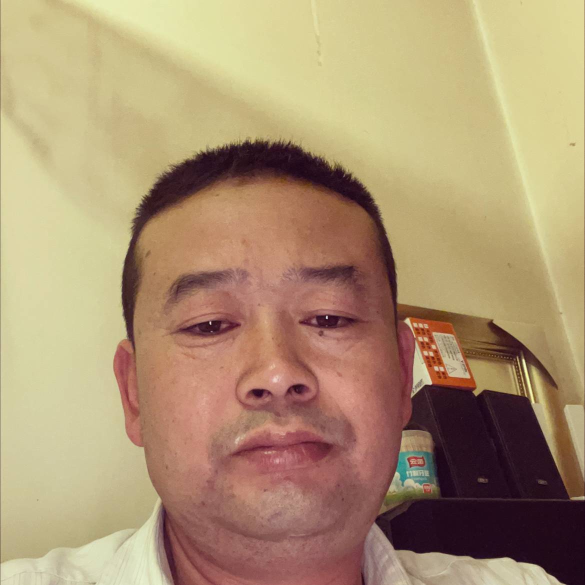 晨阳蹙眉爱笑的照片