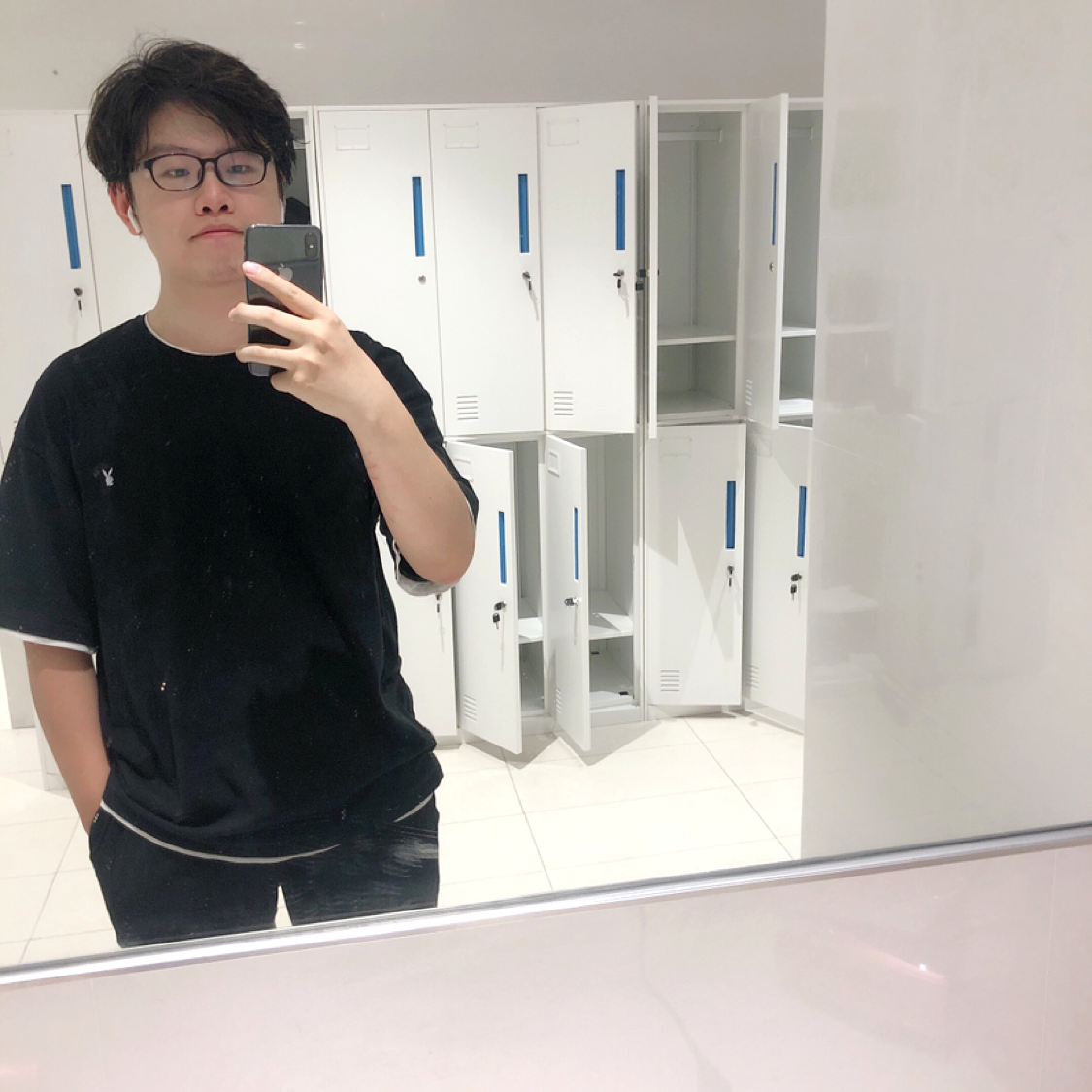 年轻扯柠檬的照片