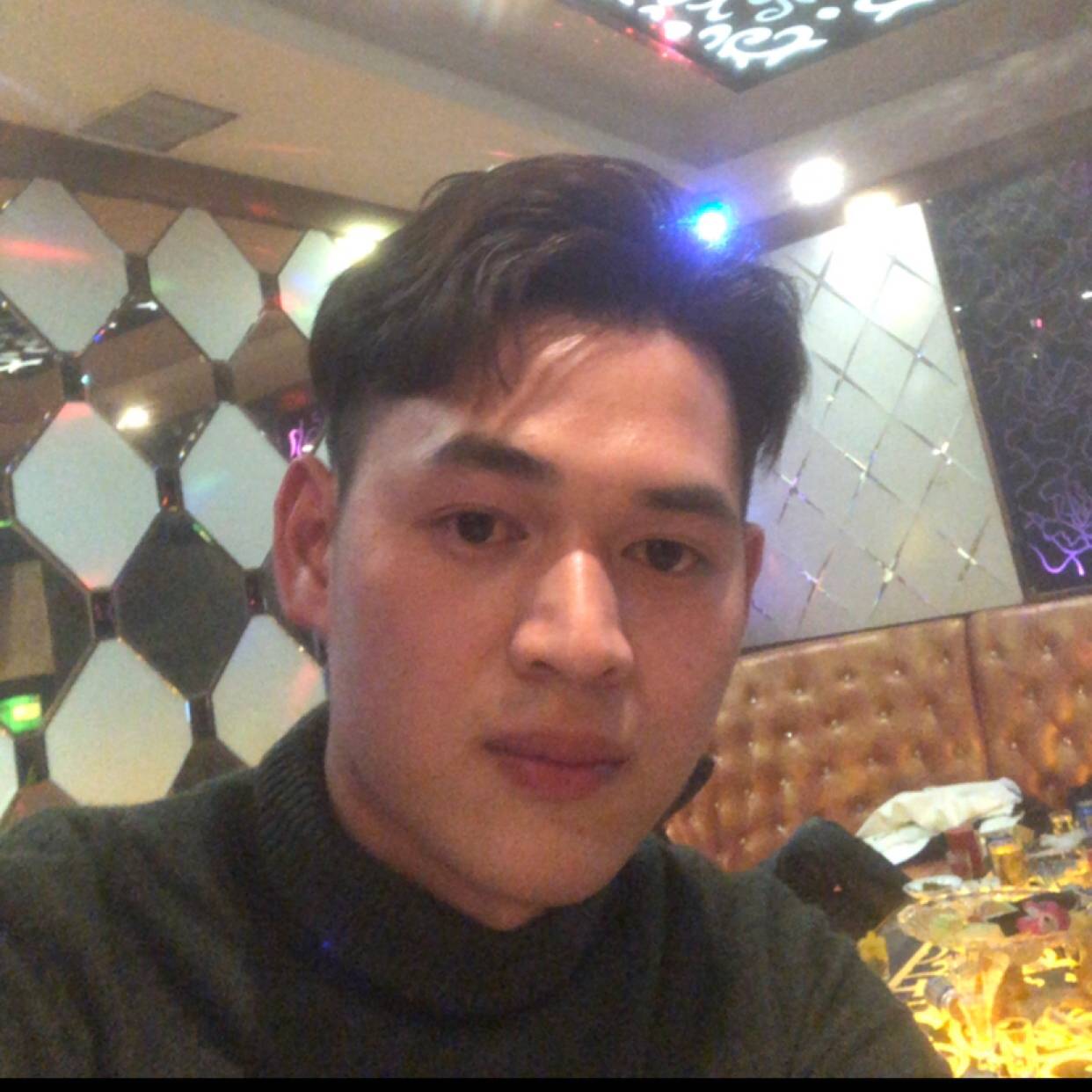 石头蹁跹矮小的照片