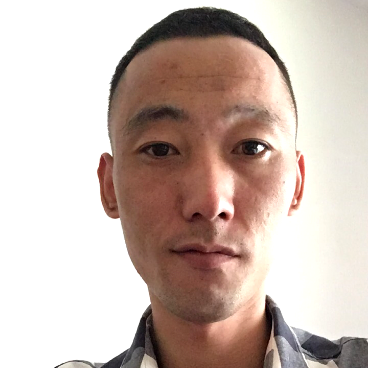 眼神回首落寞的照片