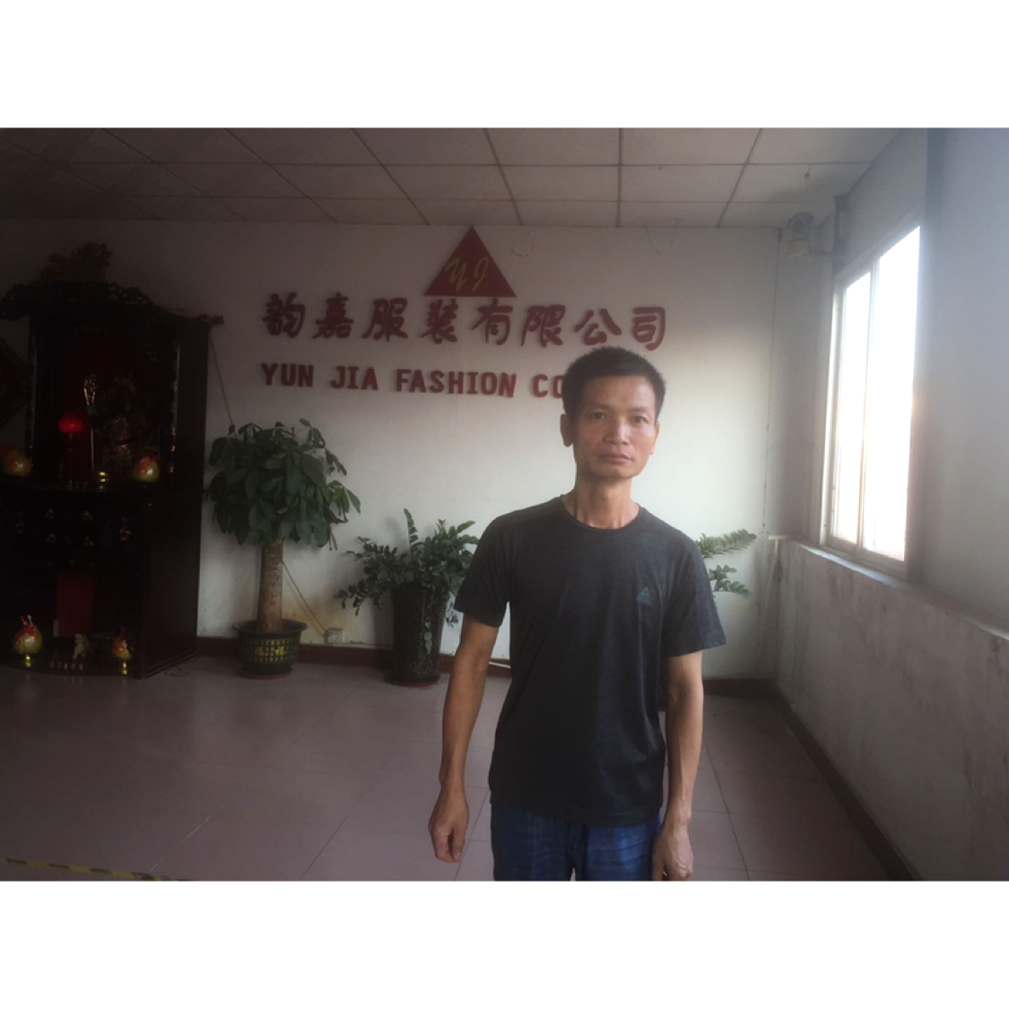 阳光漫步秋天的照片