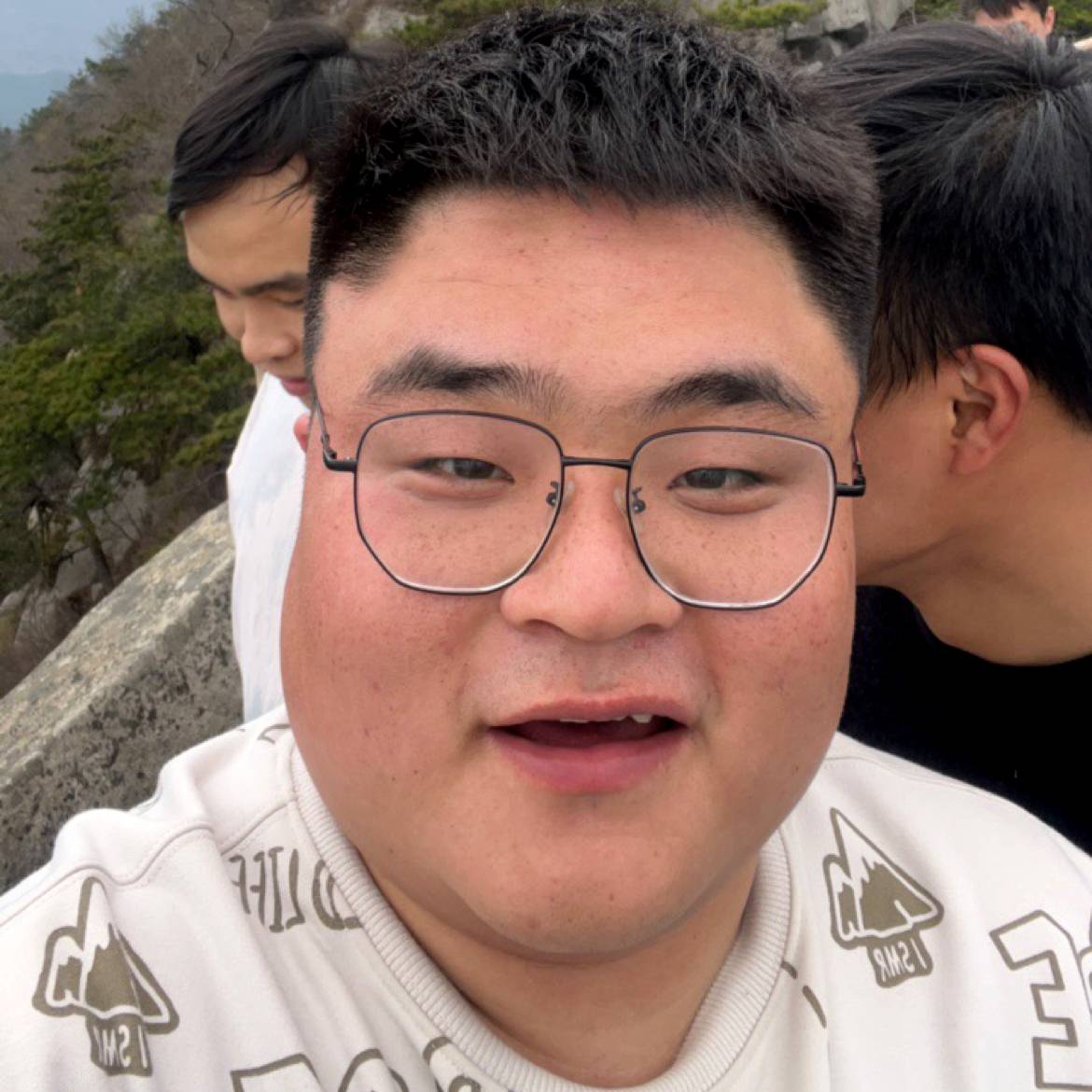 崖悔和明媚的照片