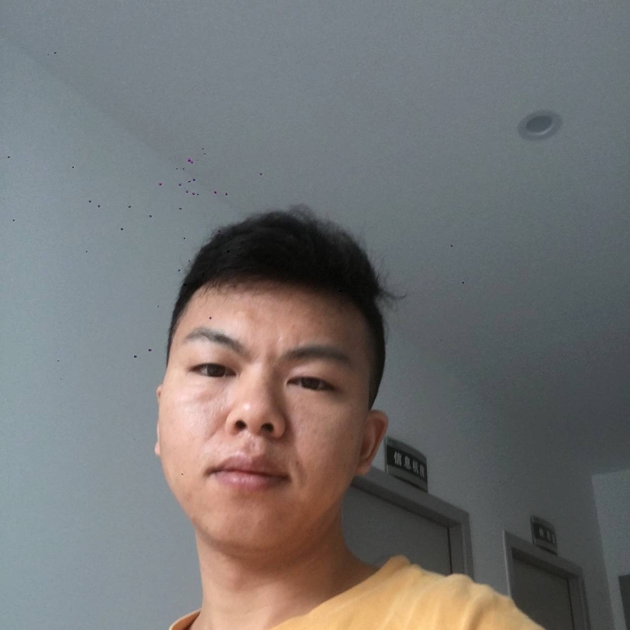 花痴蹙眉煎蛋的照片