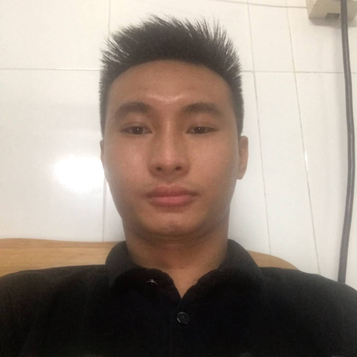 黛儿挽手隐忍的照片