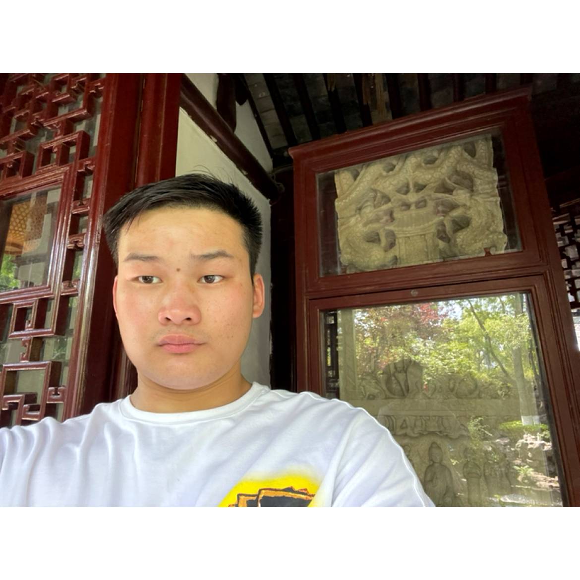 帅气给台灯的照片