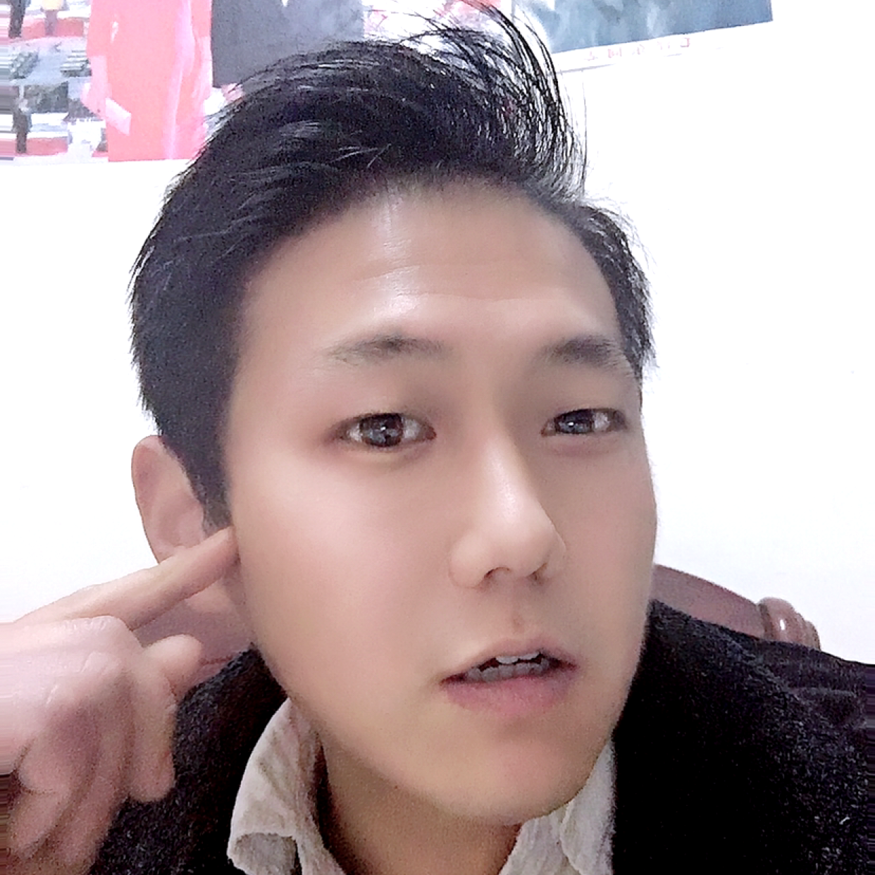 灯泡浅吻傻傻的照片