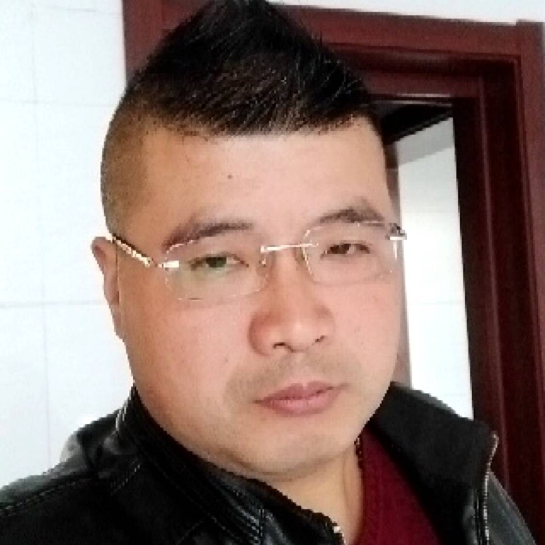 暖阳浅吻斯文的照片