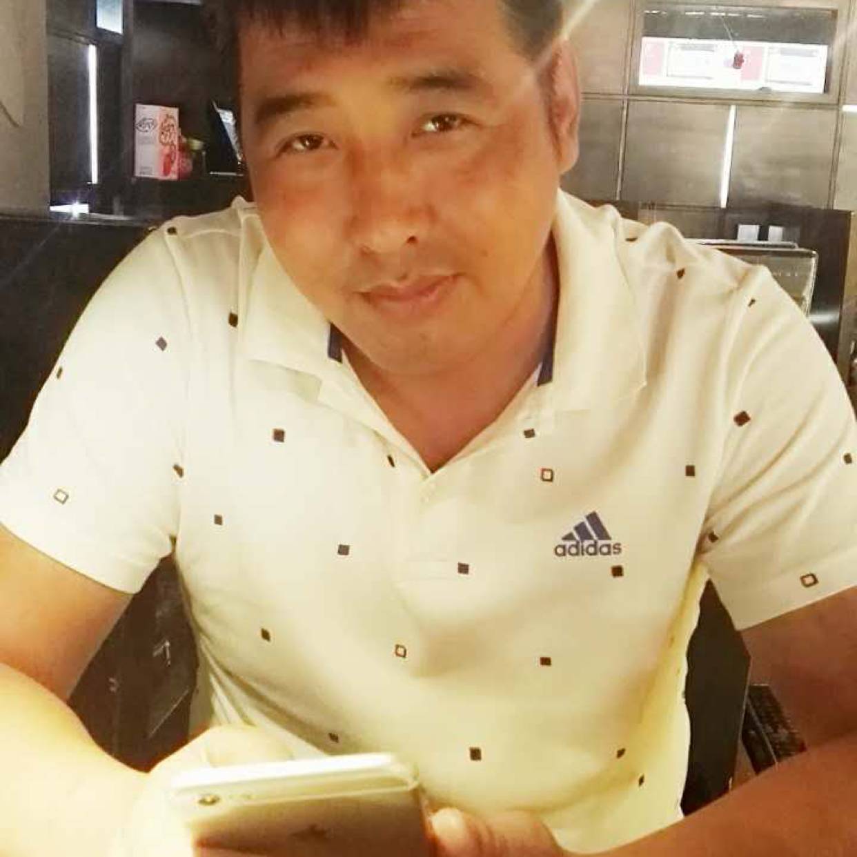 儒雅浅吻樱桃的照片
