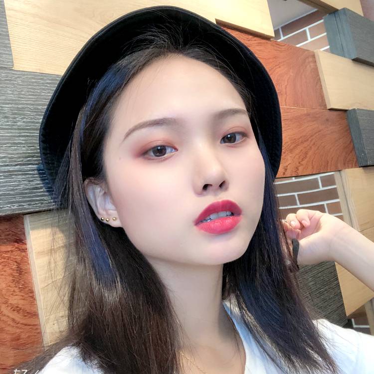 不安回眸小松鼠的照片