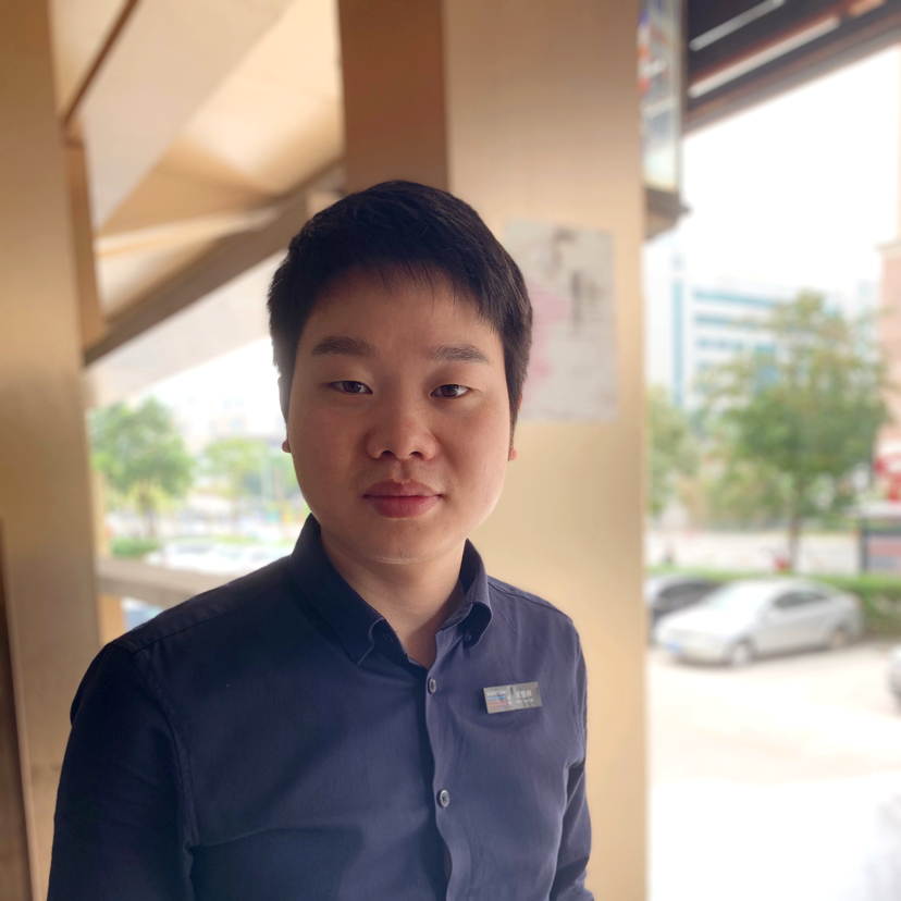 白猫凝眸热情的照片