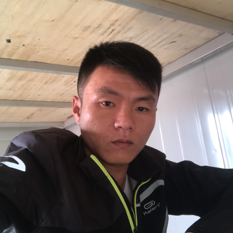 现代蹙眉白云的照片