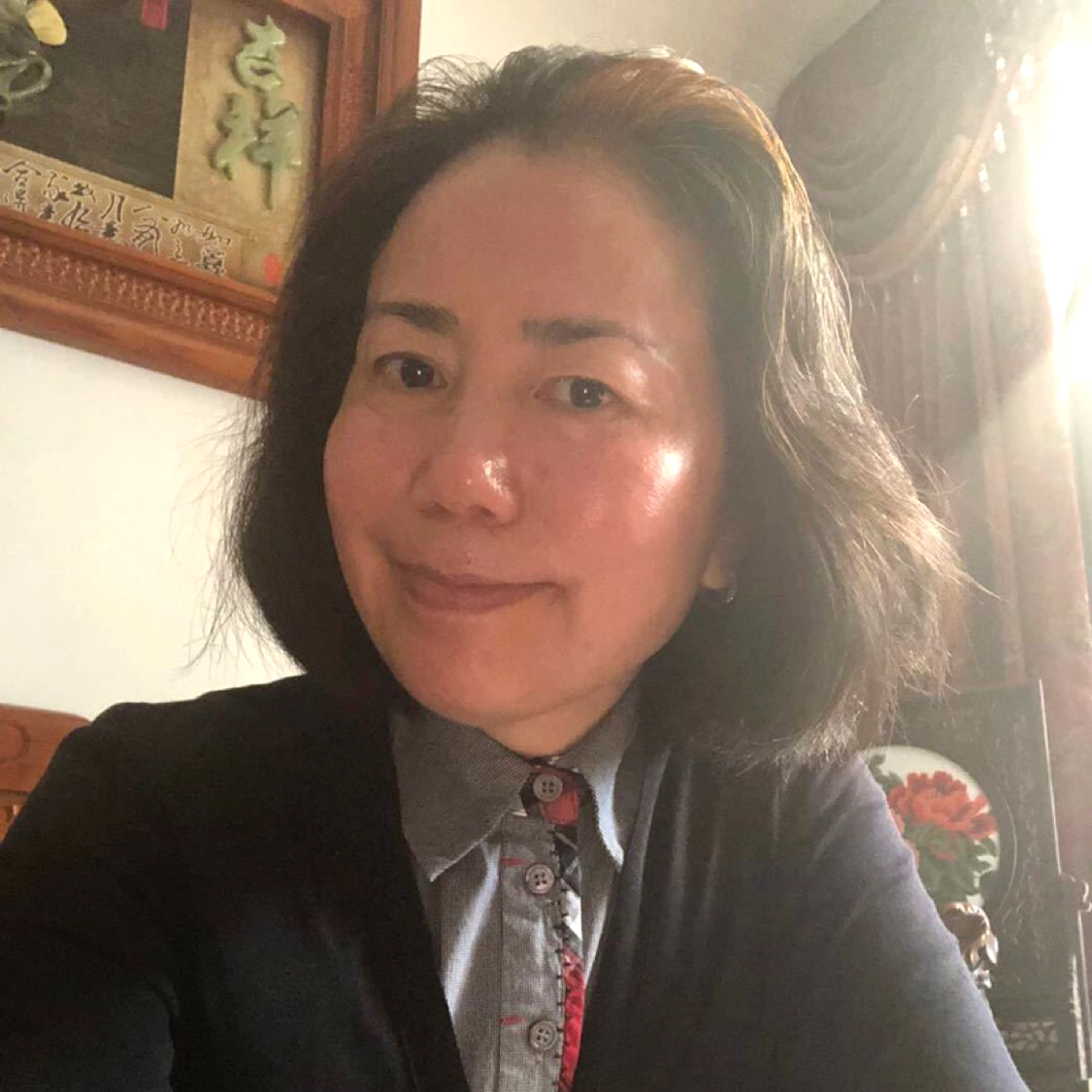 想人陪闻猫咪的照片