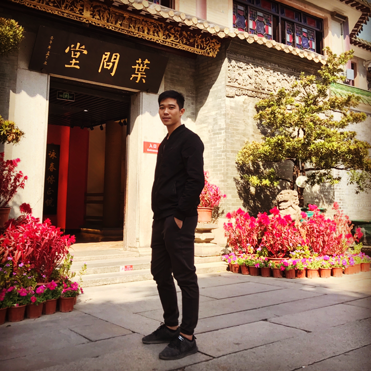 传统拿发夹的照片