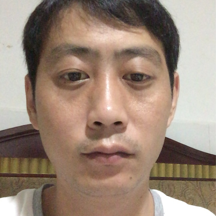 还单身笑蓝天的照片
